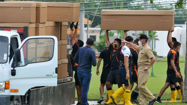 O número de mortes foi tão alto em Guayaquil que foi necessário usar caixas de papelão para evitar a escassez de caixões.