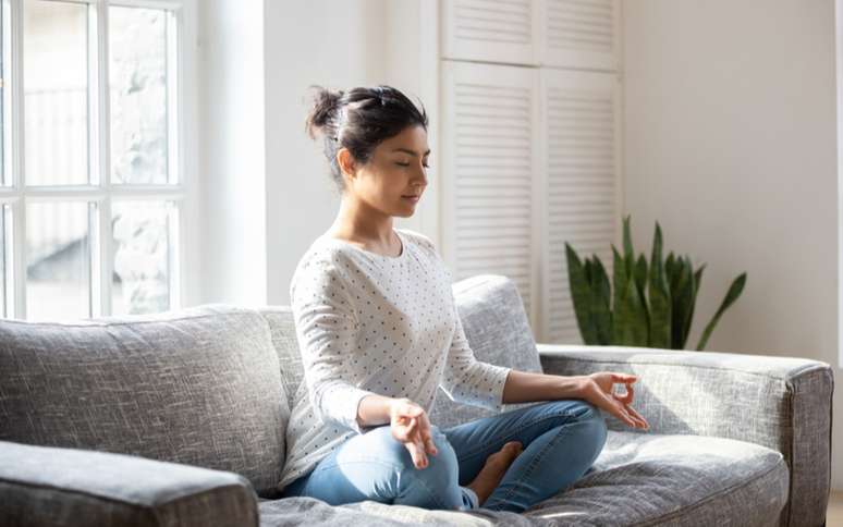Melhore a saúde mental sem sair de casa com a prática do Yoga