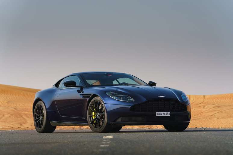 Aston Martin DB11 AMR é equipado com motor V12 5.2 biturbo de 630 cv de potência. 