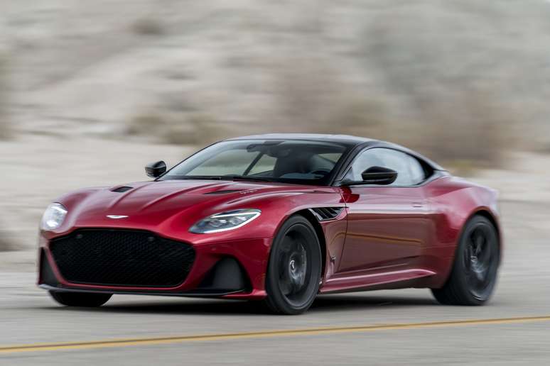 Aston Martin DBS Superleggera acelera de 0 a 100 km/h em 3,4 segundos e alcança os 340 km/h de velocidade máxima. 