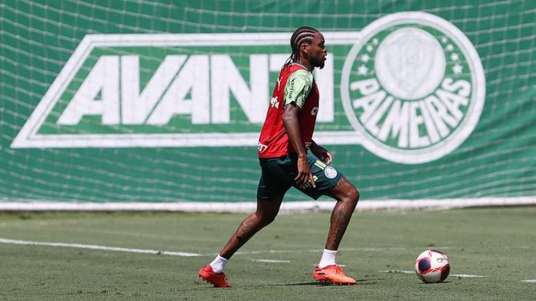 Luiz Adriano durante treinamento na Academia de Futebol (Foto: Cesar Greco/Palmeiras)