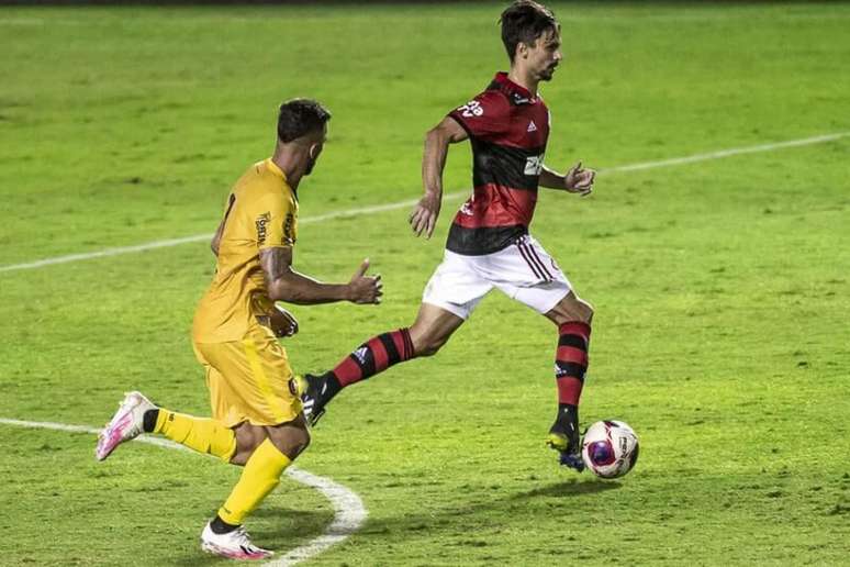 Rodrigo Caio em ação na partida contra o Madureira (Foto: Marcelo Cortes/Flamengo)