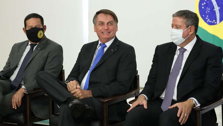 Jair Bolsonaro sentou entre Hamilton Mourão e Arthur Lira durante cerimônia