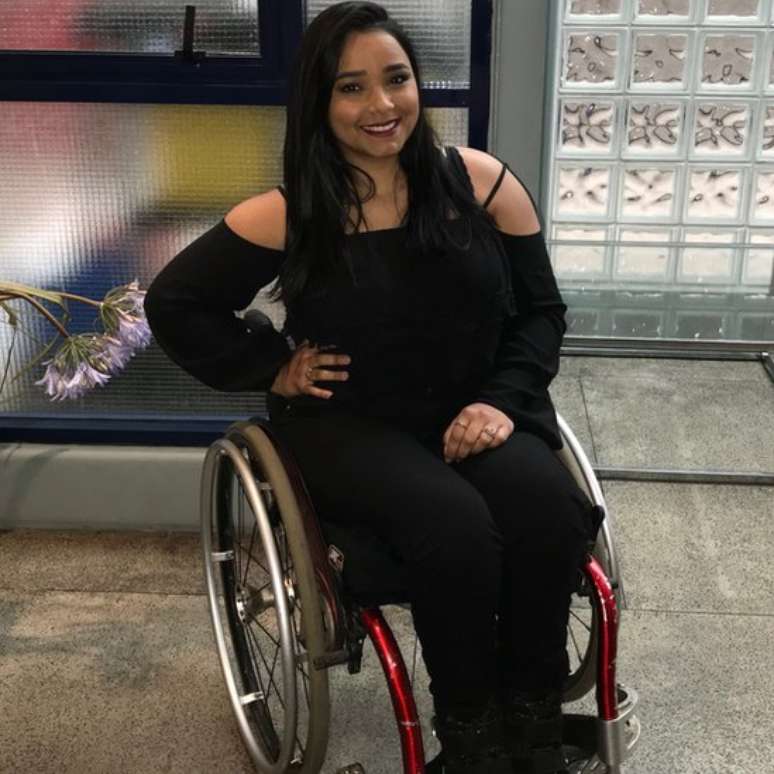 Thayane ficou paraplégica com os tiros que levou no ataque e teve que aprender a conviver com o preconceito e as dificuldades de ser cadeirante