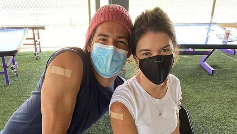 Pato e Rebecca comemoram ap&oacute;s receberem a vacina