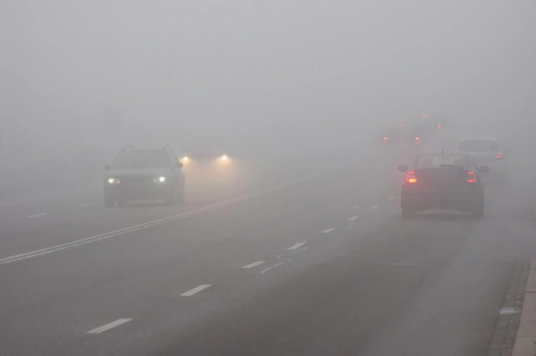 Neblina na estrada: uma das situações mais perigosas com o automóvel.
