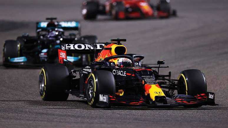 Red Bull à frente da Mercedes no GP do Bahrein.