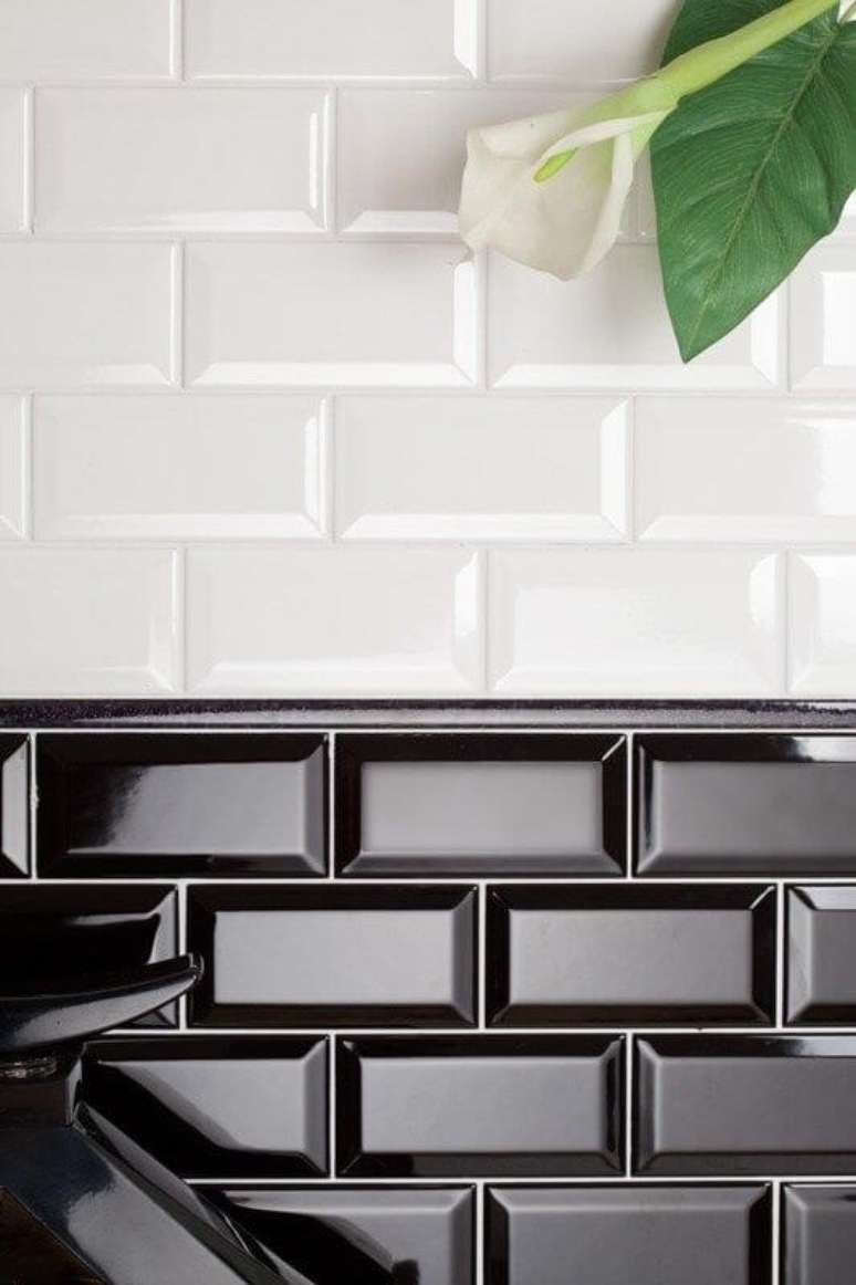 39. Azulejo 3D preto e branco para cozinha moderna – Foto Flashmode
