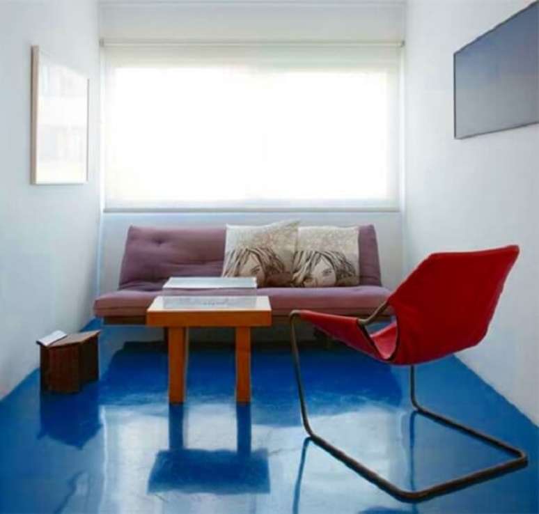 29. O piso queimado colorido em tom azul é o grande destaque dessa sala de estar. Fonte: Pinterest