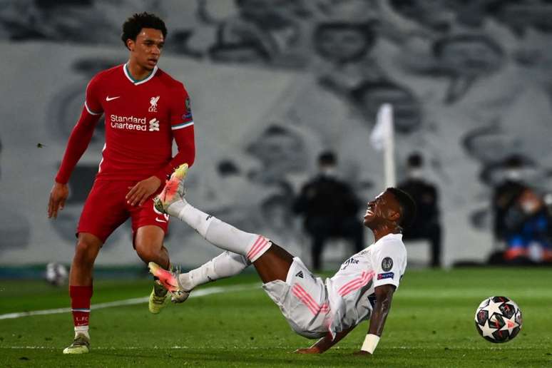 Arnold sofreu para marcar Vini Jr. na derrota do Liverpool (Foto: GABRIEL BOUYS / AFP)