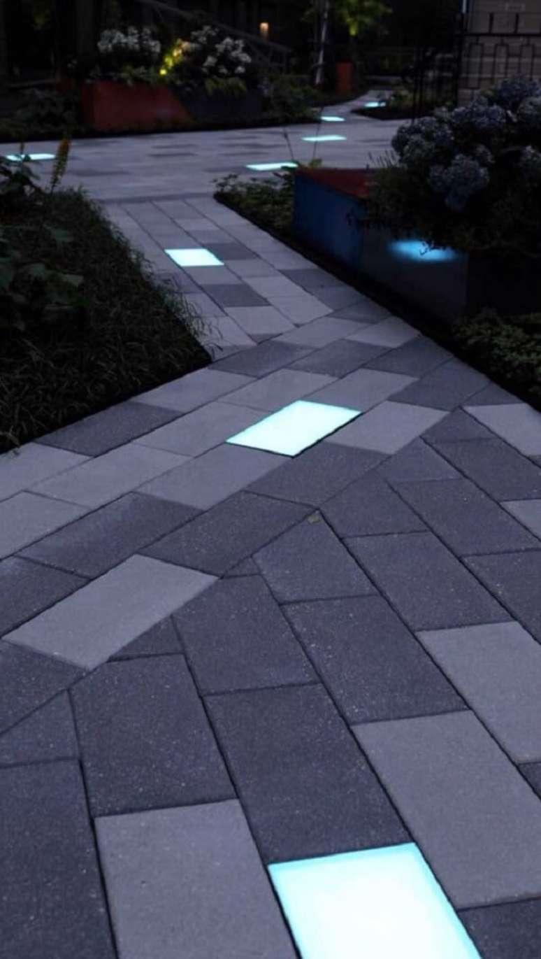 47. Caminho de piso intertravado com sinalizador luminoso decora a área externa do imóvel. Fonte: Pinterest