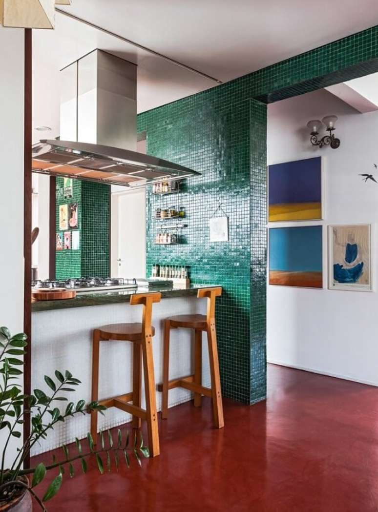 4. A pastilha verde da parede conversa de forma harmônica com o piso colorido queimado. Fonte: Pinterest