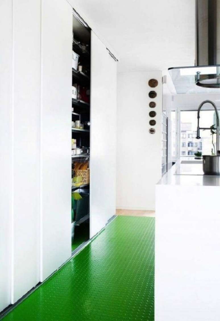 37. O piso colorido emborrachado traz um toque diferente para a cozinha. Fonte: Pinterest