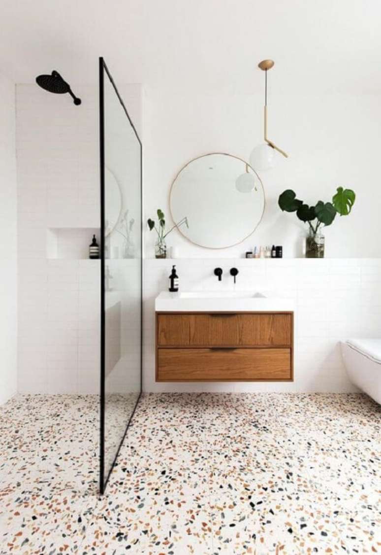 5. Piso colorido feito em granilite decora o banheiro neutro. Fonte: Casa Vogue