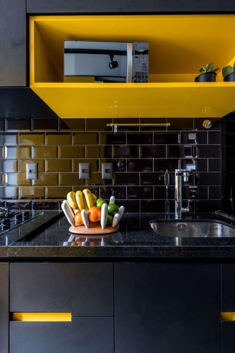 42. Azulejo 3D preto para cozinha moderna – Foto Casa Vogue