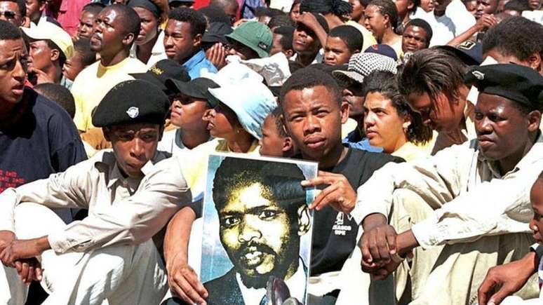 Steve Biko esteve por tr&aacute;s do movimento contra apartheid na &Aacute;frica do Sul e buscava valorizar a est&eacute;tica negra