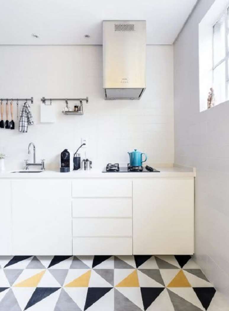 39. O piso colorido com forma geométrica é uma tendência na decoração de cozinhas. Fonte: Pinterest