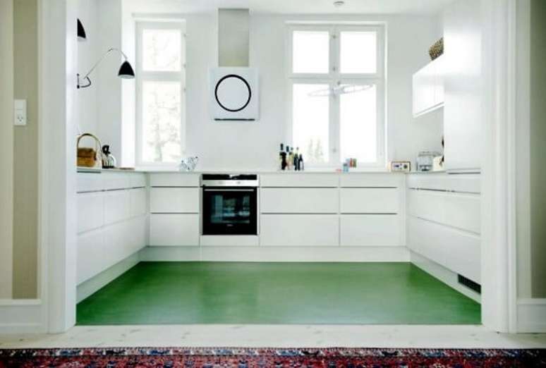 40. O piso colorido em cimento queimado na cor verde quebra a neutralidade da cozinha. Fonte: Pinterest