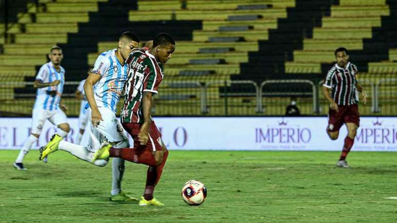 Kayky e Fred, ao fundo, marcaram dois dos quatro gols do Fluminense contra o Macaé (Foto: Lucas Merçon/FFC)