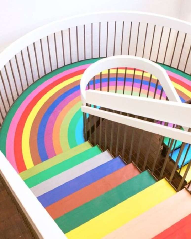 11. Piso colorido transforma decoração de escolas infantis. Fonte: Pinterest