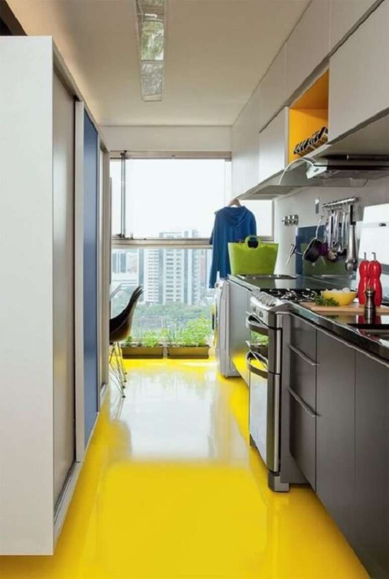 16. Piso colorido em porcelanato l&iacute;quido alegra a decora&ccedil;&atilde;o do ambiente. Fonte: Habitissimo