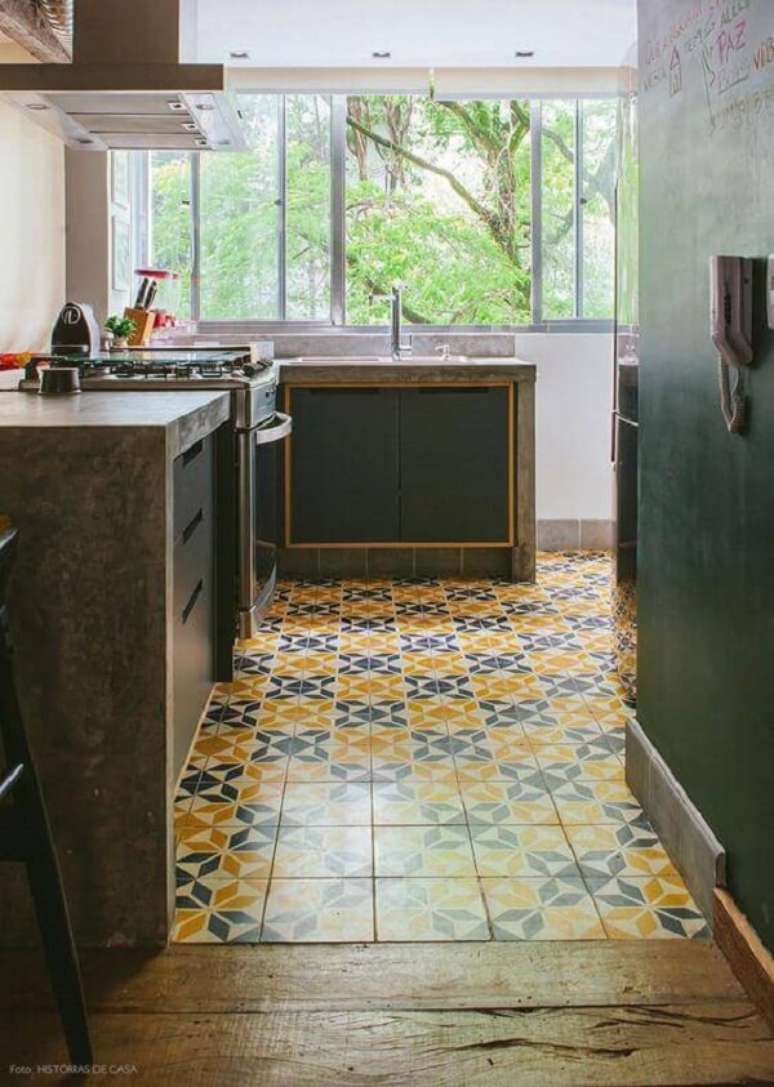 14. Pisos coloridos invadem a decora&ccedil;&atilde;o dessa cozinha. Fonte: Hist&oacute;rias de Casa
