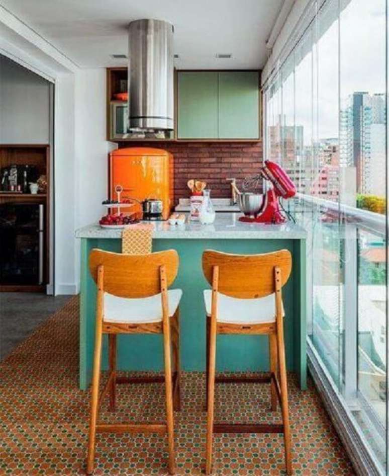 49. Cantinho gourmet com piso colorido em tons de laranja e verde. Fonte: Pinterest