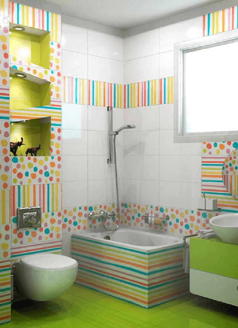 22. Para deixar a decoração do banheiro infantil mais alegre aposte no piso colorido. Fonte: Pinterest