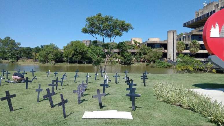 Cruzes localizadas em frente à prefeitura de Sorocaba em memória das vítimas da covid-19.