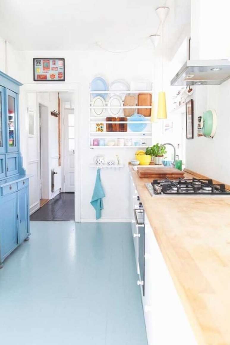8. Que tal optar por um lindo piso vinílico colorido na cozinha? Fonte: Arkpad