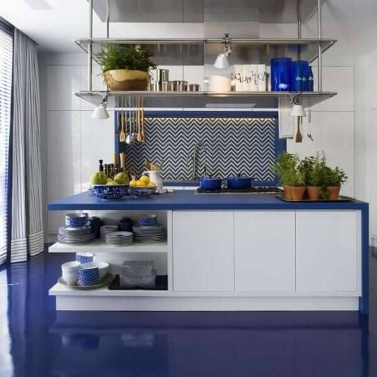 45. Modelo de piso colorido azul em porcelanato líquido. Fonte: The House 83