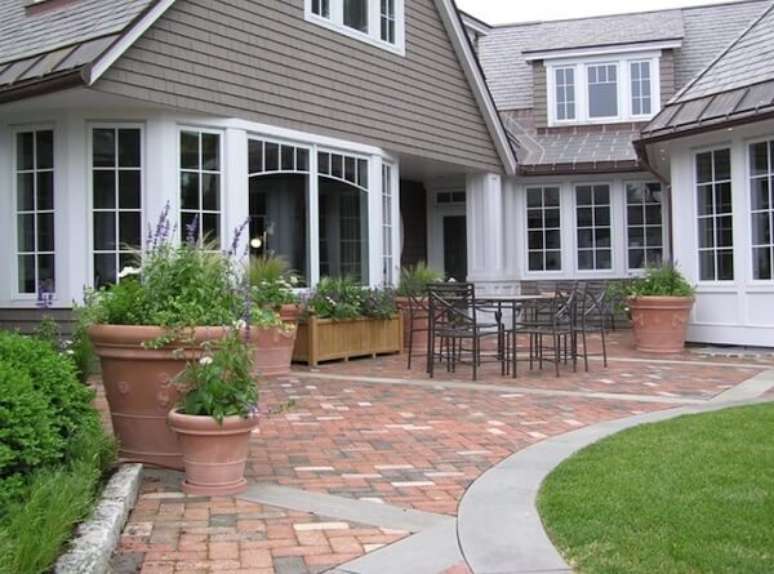 30. Para garantir o charme do jardim frontal procure utilizar piso colorido intertravado. Fonte: Woodburn & Company