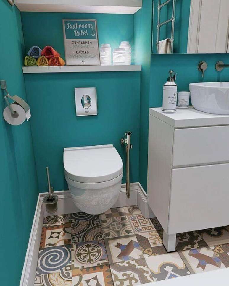 18. Piso colorido em ladrilho hidráulico e marcenaria branca decoram o banheiro. Fonte: Pinterest