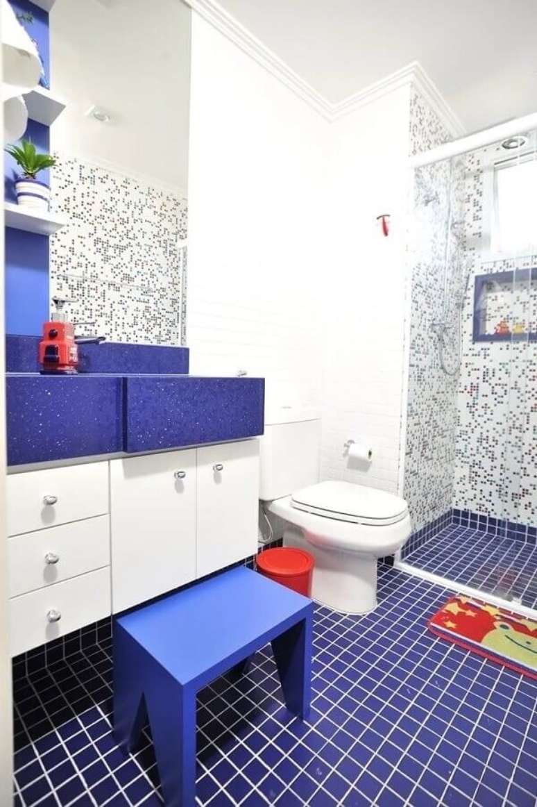 31. O piso colorido é perfeito para decorar o banheiro infantil. Fonte: Ana Cristina Nigro Malta