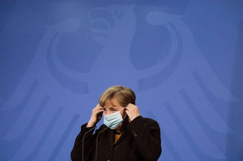 Chanceler da Alemanha, Angela Merkel, fala com a imprensa após reunião na chancelaria em Berlim
30/03/2021 Markus Schreiber/Pool via REUTERS