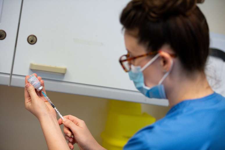 Enfermeira prepara dose de vacina da Moderna contra Covid-19 para aplicação no Hospital Geral de Carmarthen, no País de Gales
07/04/2021 Jacob King/Pool via REUTERS