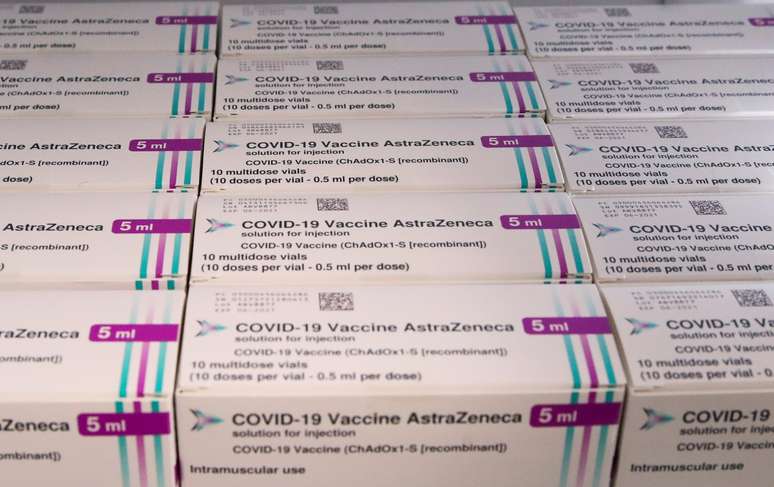 Caixas com frascos da vacina contra Covid-19 da AstraZeneca em centro de vacinaçãi em Ronquieres, na Bélgica
06/04/2021 REUTERS/Yves Herman
