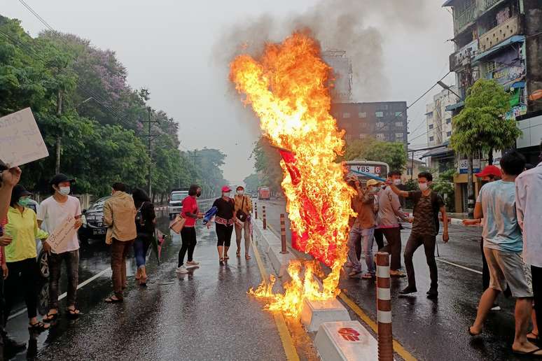 Manifestantes contra  golpe em Mianmar queimam bandeira da China em Yangon
05/04/2021
REUTERS/Stringer