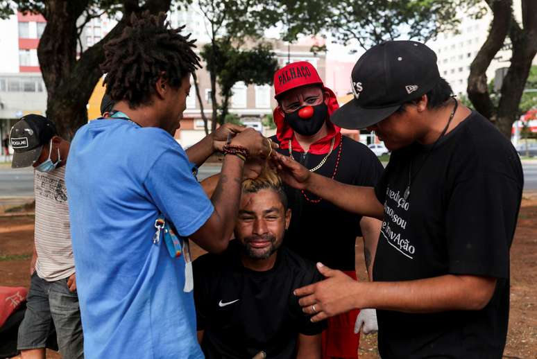 Fl&aacute;vio Falcone vestido de palha&ccedil;o na Cracol&acirc;ndia em S&atilde;o Paulo
09/02/2021
REUTERS/Amanda Perobelli 