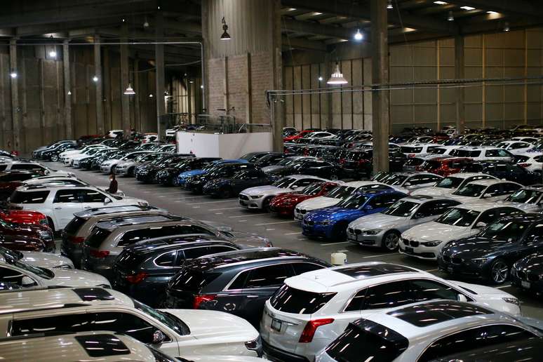 Carros estacionados em uma garagem da Kavak, na Cidade do México. 25/8/2020. REUTERS/Edgard Garrido