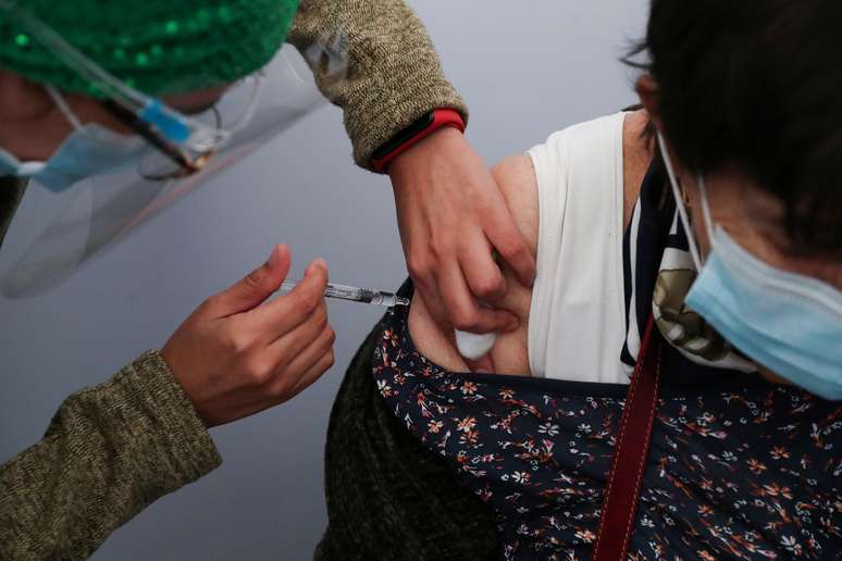 Mulher é vacinada contra Covid-19 em Santiago
 5/4/2021   REUTERS/Iván Alvarado