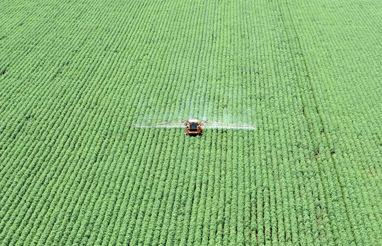 Aplicação de agroquímicos em lavoura de soja em Primavera do Leste (MT) 
16/03/2004
REUTERS/Paulo Whitaker