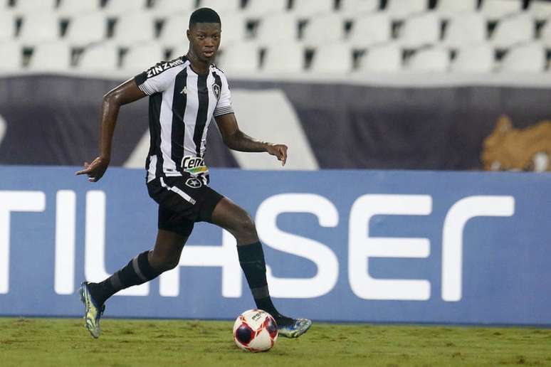 Matheus Babi em ação pelo Botafogo (Foto: Vitor Silva/Botafogo)