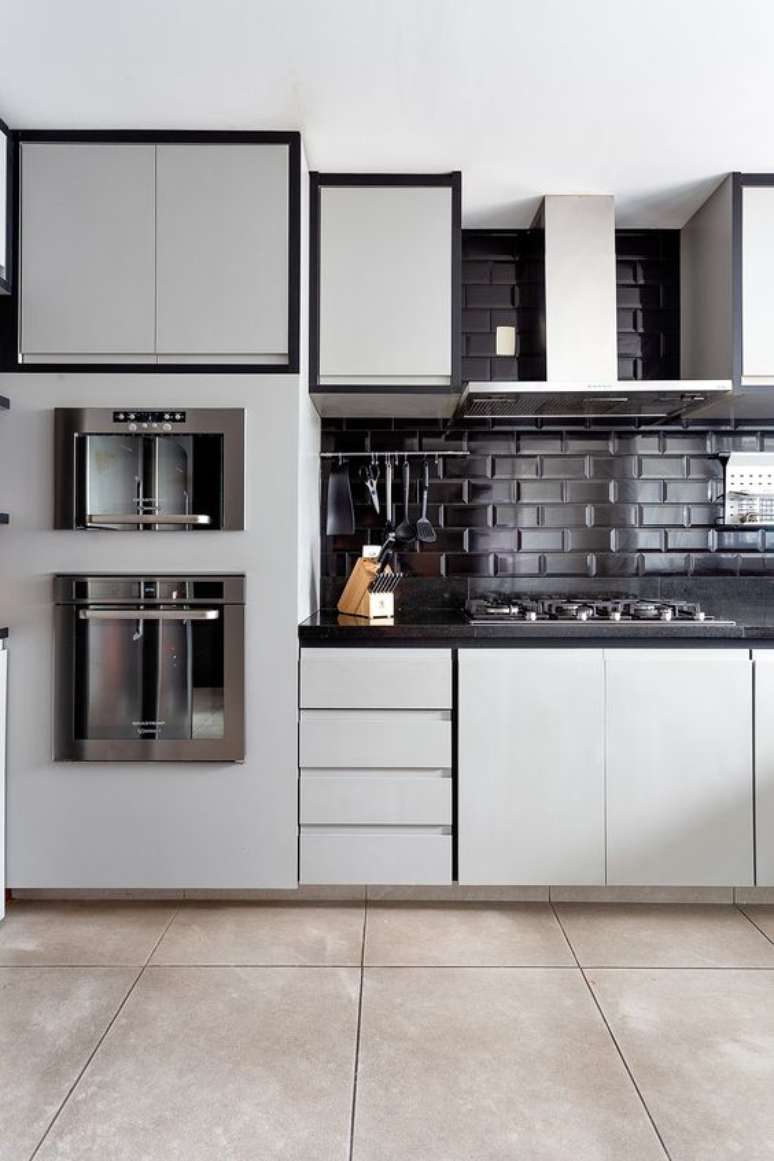 19. Cozinha branca com azulejo 3D preto – Foto Casa de Valentina