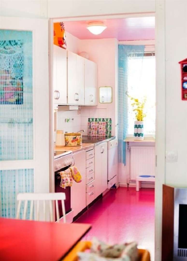 36. O piso colorido rosa traz um toque romântico para a decoração. Fonte: Pequenina Vanilla