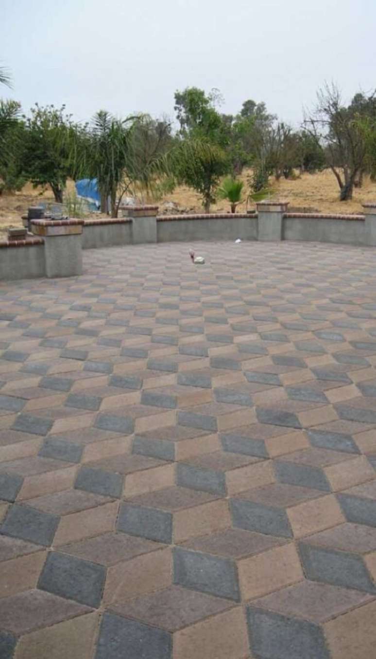 21. O piso colorido intertravado forma hex&aacute;gonos no ch&atilde;o da &aacute;rea externa. Fonte: Pinterest