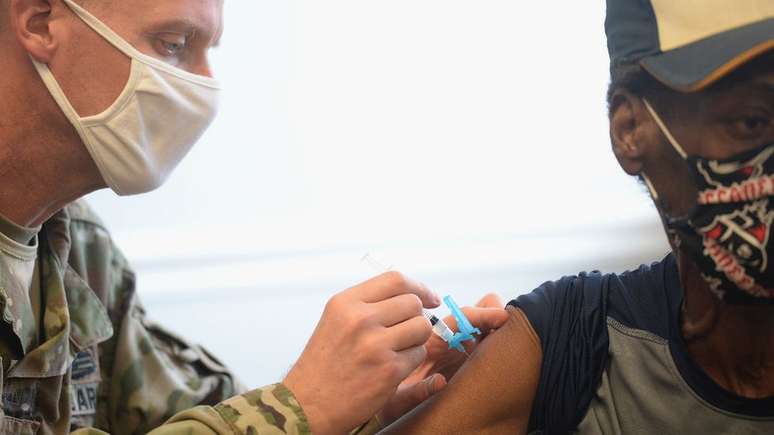 Até o Exército está colaborando nas tarefas de vacinação