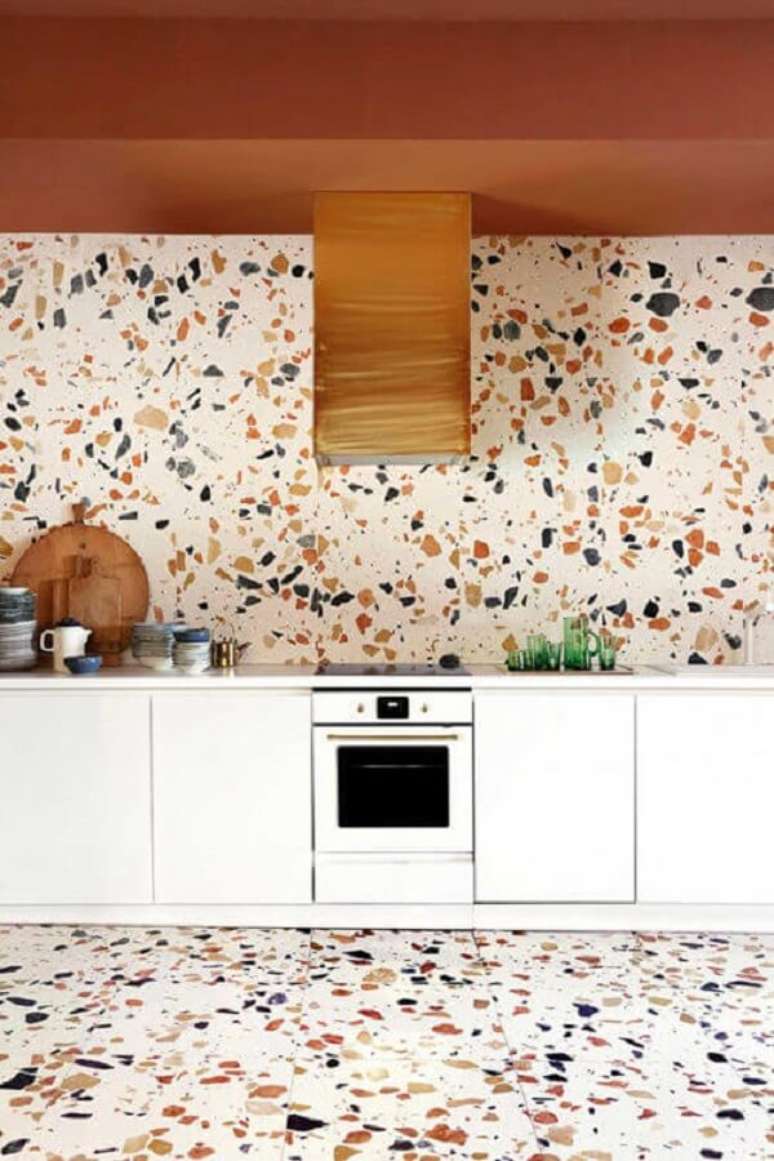 28. Parede e piso colorido feito em granilite decoram a cozinha. Fonte: Pinterest