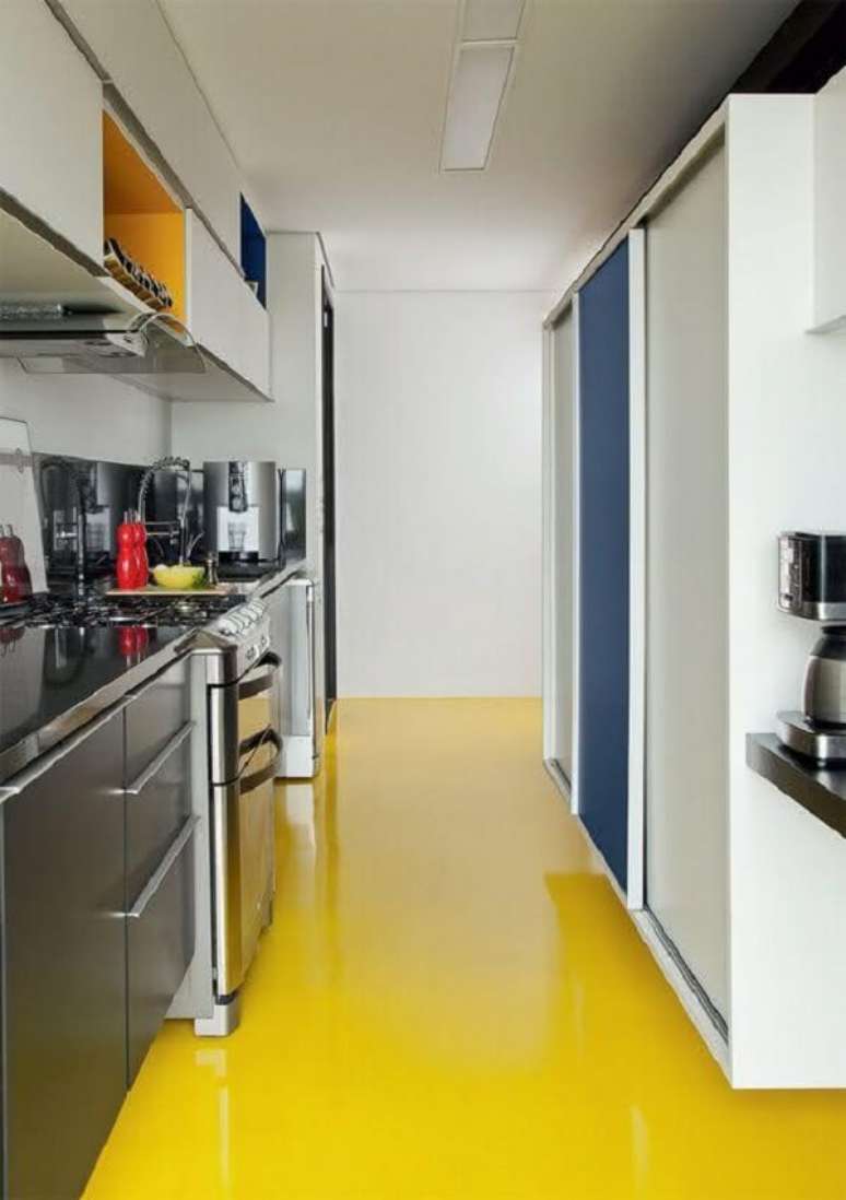 9. O piso colorido epóxi amarelo iluminou a decoração da cozinha. Fonte: Pinterest