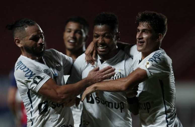 Marinho comemora seu gol na vitória sobre o San Lorenzo (Foto: Natacha Pisarenko / POOL / AFP)